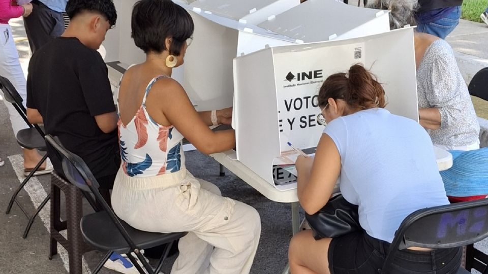 Ciudadanos forman fila desde temprano en la región 200 de Cancún para emitir su voto.