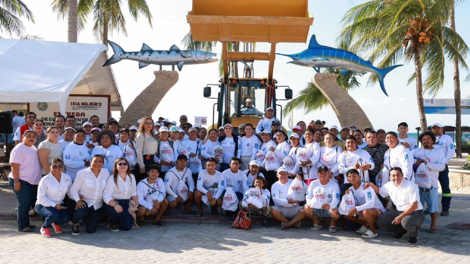 Personal del Ayuntamiento recibió este equipo de manos de la alcaldesa