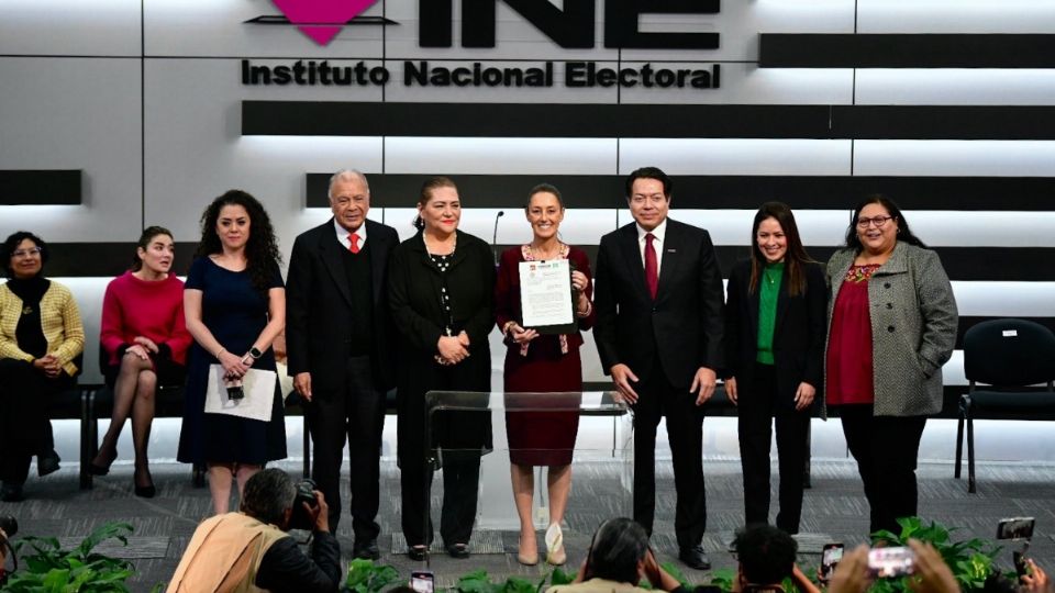 Claudia Sheinbaum se registra como candidata a la presidencia ante el INE.
