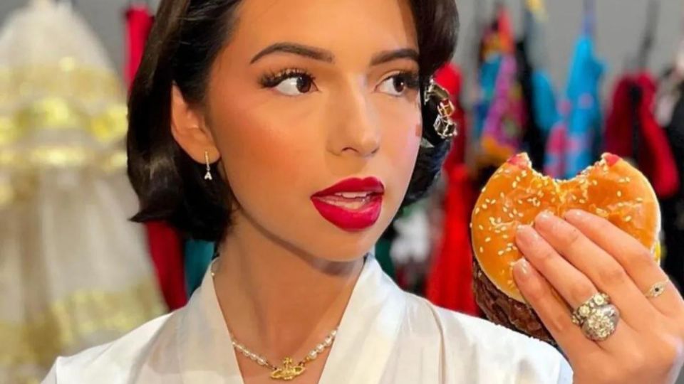 Ángela Aguilar presume un anillo de diamantes en un nuevo video
