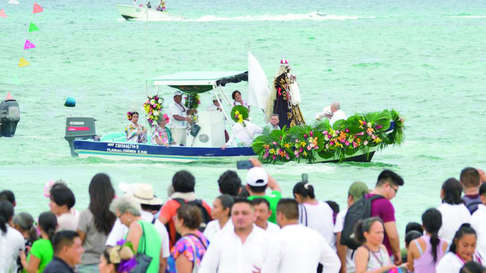 Los pescadores de la región le agradecieron a la Virgen por las bendiciones que les trae.