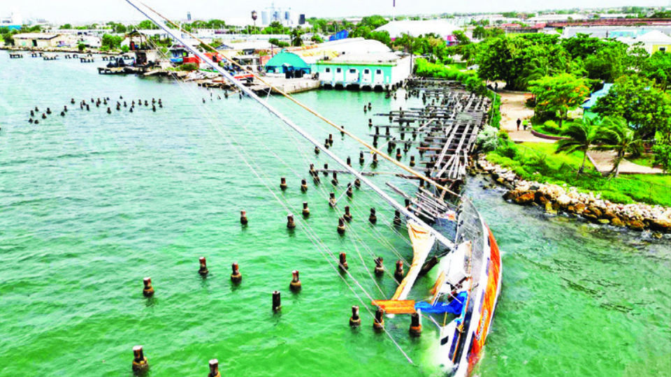 Varios barcos hundidos en el costado en un muelle en Kingston.
