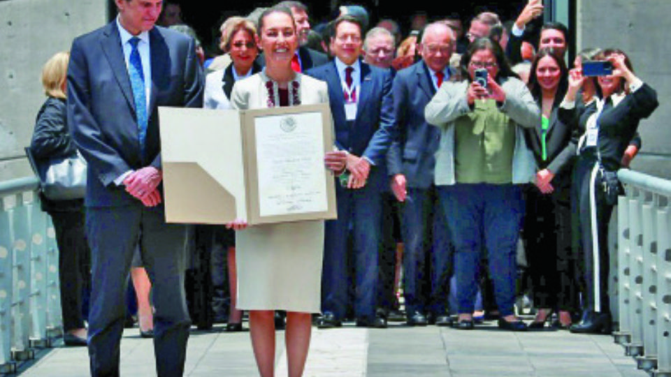 Durante una sesión solemne, la titular del Tribunal Electoral, Mónica Soto, entregó la constancia de mayoría a Claudia Sheinbaum, que la acredita como presidenta electa.