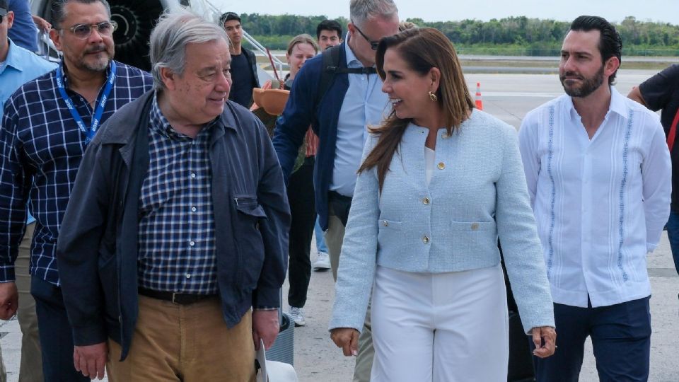 Mara Lezama recibe a António Guterres en el aeropuerto de Cancún.