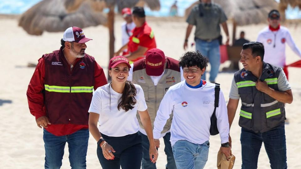 Ana Paty Peralta supervisa el módulo informativo de Zofemat en Playa Delfines.