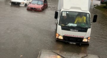 Lluvias dejan intransitables calles de Cancún