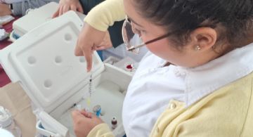 Ciudadanos acuden a vacunarse ante preocupación por casos de sarampión en Quintana Roo