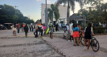 Cansados de falsas promesas, habitantes de Mahahual se manifiesta frente al puerto.