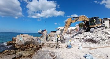 Bajo la lupa demolición en predio en el Malecón de Cozumel y pegado al mar.