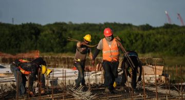 Quintana Roo mantiene alto empleo pero enfrenta precariedad laboral y jornadas largas.