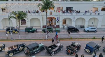 Participantes del Encuentro Nacional y Latinoamericano de Ford Modelo A en Cozumel recorren la isla en sus unidades