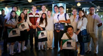 Entrega Ana Paty Peralta herramientas para que los jóvenes cumplan sus sueños