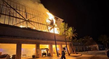 ¡Alerta en la Zona Hotelera! Reportan fuerte incendio en palapa de Xcaret Cancún hoy