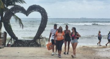 Refuerzan vigilancia y filtros ambientales en 15 playas de Playa del Carmen ante arranque vacacional