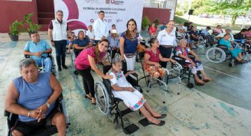 Entrega Mara Lezama apoyos funcionales a personas vulnerables de Bacalar
