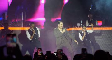 Carlos Rivera conquistó los corazones de miles de cancunenses durante su concierto.