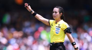 Mara Lezama felicita a Katia García por ser la primera arbitro mexicana en participar en el Mundial