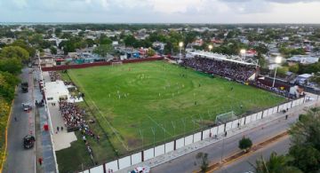 Reabre el Estadio 10 de Abril en Chetumal con nueva imagen y partido internacional; beneficiará a más de 2 mil futbolistas